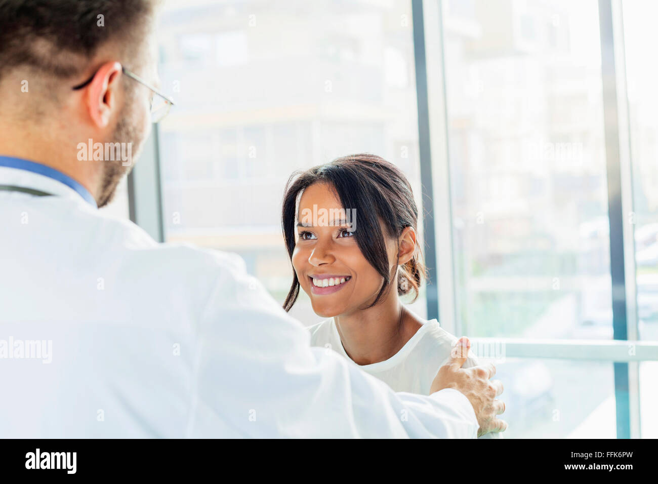 Médecin collaborateur de taraudage sur l'épaule Banque D'Images
