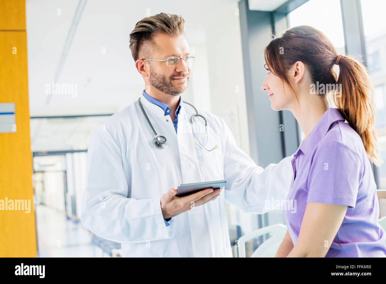 Médecin collaborateur de taraudage sur l'épaule Banque D'Images