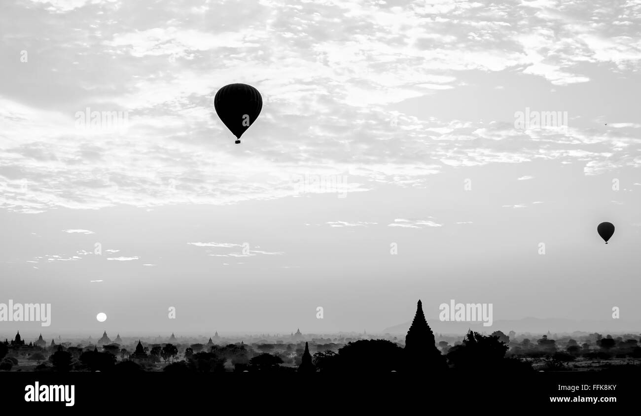 En montgolfière à Bagan au lever du soleil Banque D'Images