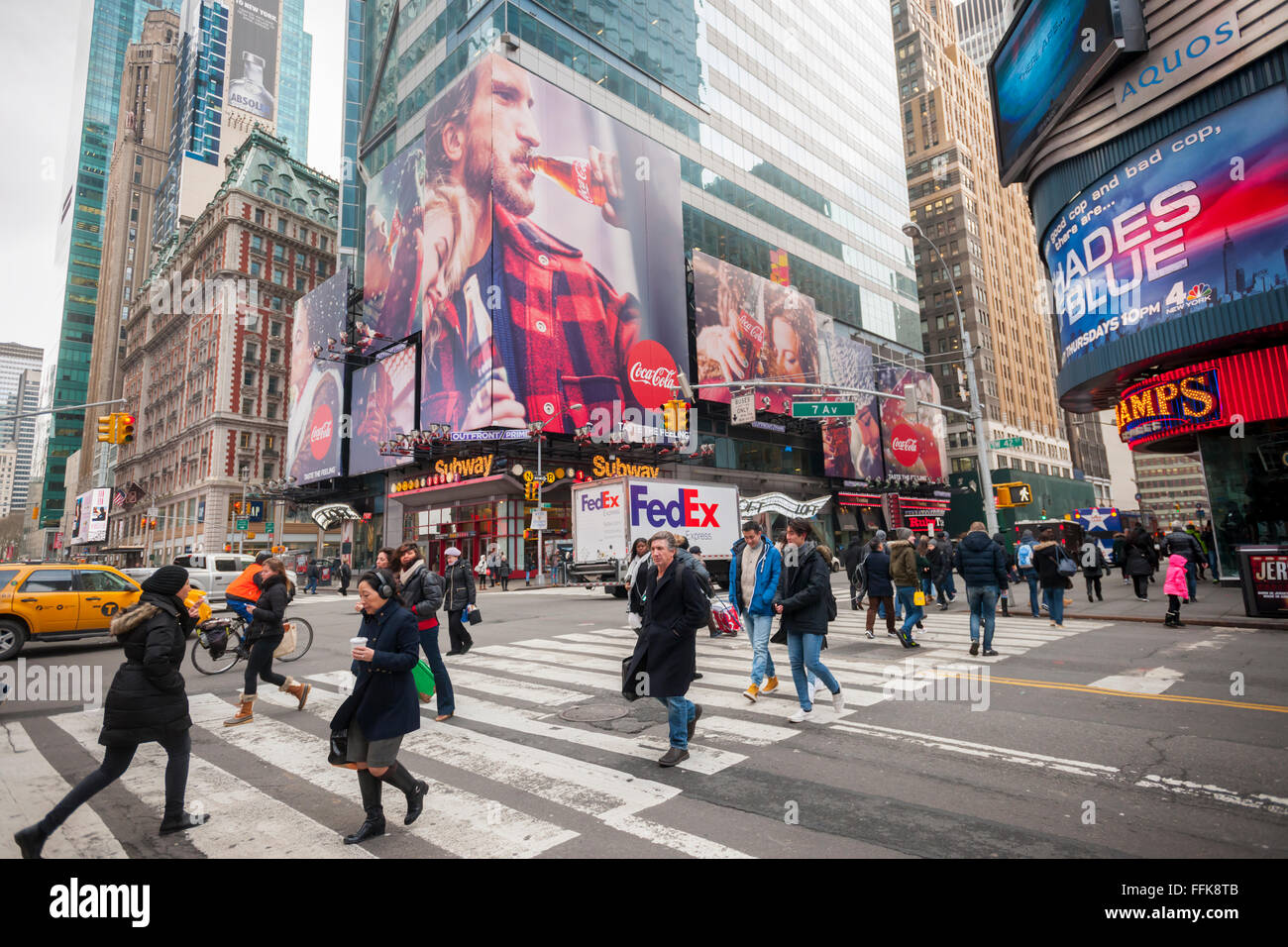 Un thème d'hiver billboard Coca-Cola domine une intersection de Times Square à New York le Mardi, Février 9, 2016. Les bénéfices du quatrième trimestre pour Coca-Cola a augmenté malgré une chute de Coke diète ventes. Le volume global a augmenté en tant que consommateurs atteint pour des choix plus sains à soda. (© Richard B. Levine) Banque D'Images