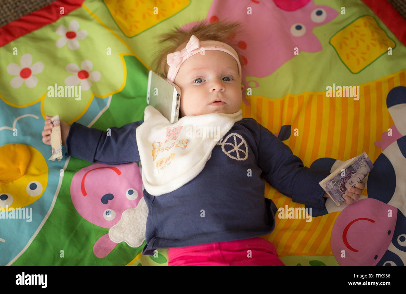 Mignon Bebe Magnifique Dans Une Bande De Tete Allongee Sur Le Sol Avec Un Telephone Mobile Et La Maintenant Sur De L Argent Photo Stock Alamy Mignon Bebe Magnifique Dans Une Bande De Tete Allongee Sur Le Sol Avec Un Telephone Mobile Et La Maintenant Sur De L Argent Photo Stock Alamy