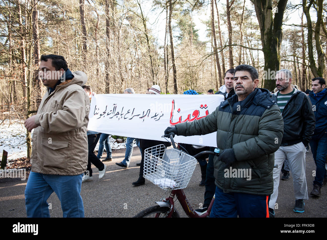 Nimègue, aux Pays-Bas. Feb 15, 2016. Environ 150 réfugiés de la Camp Heumensoord à Nijmegen sont descendus dans la rue à nouveau. Le groupe veut protester contre les conditions dans le camp qui est situé dans la forêt. Les manifestants à pied sous escorte policière, du camp à la ville. Trois résidents du camp ont eu un entretien avec le maire Hubert Bruls. Credit : Romy Arroyo Fernandez/Alamy Live News. Banque D'Images