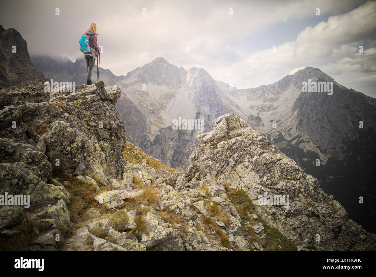 Aventure femme randonneur sur sommet de montagne Banque D'Images