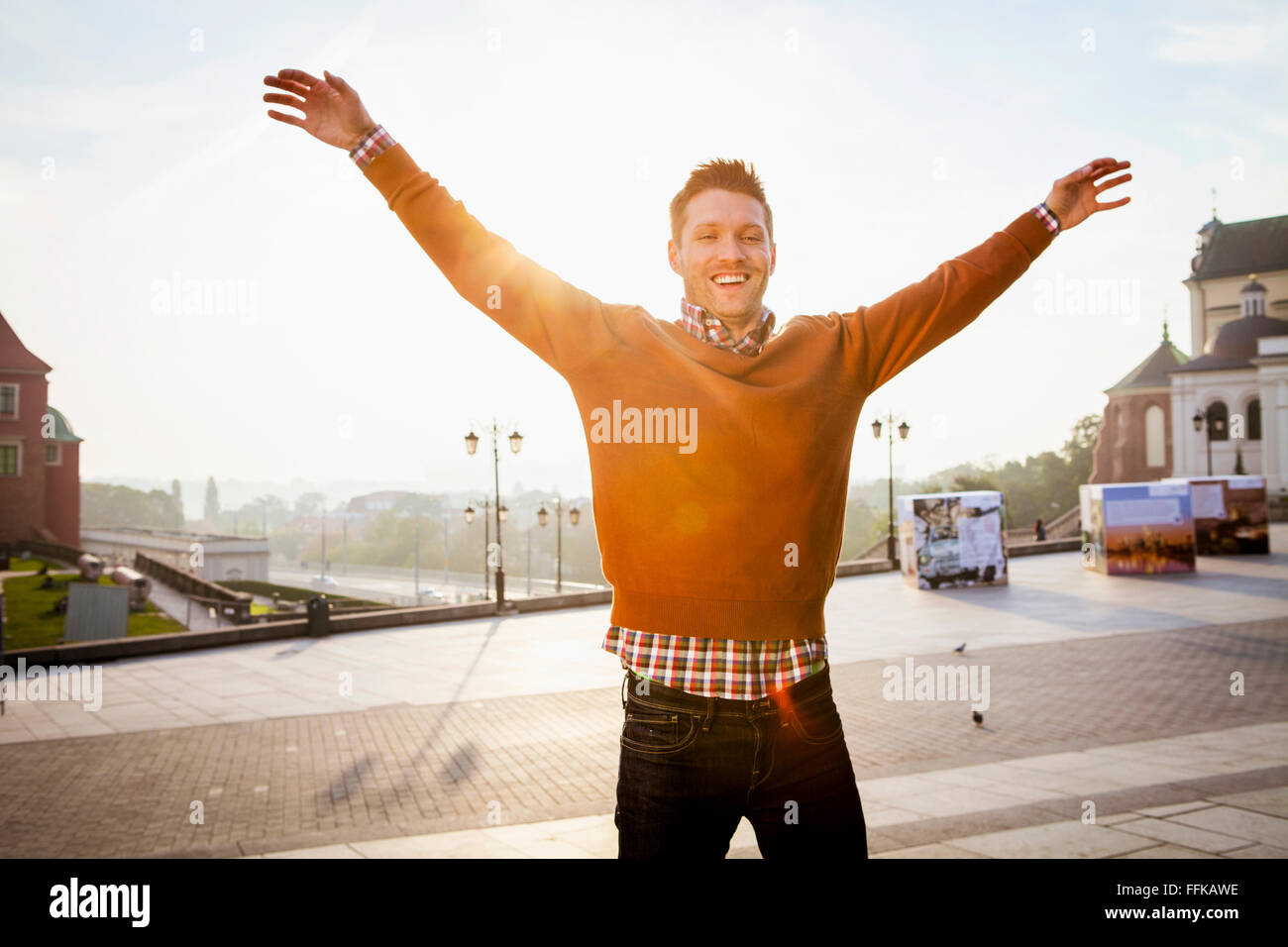 Mid adult man sur un séjour en ville debout avec les bras levés Banque D'Images