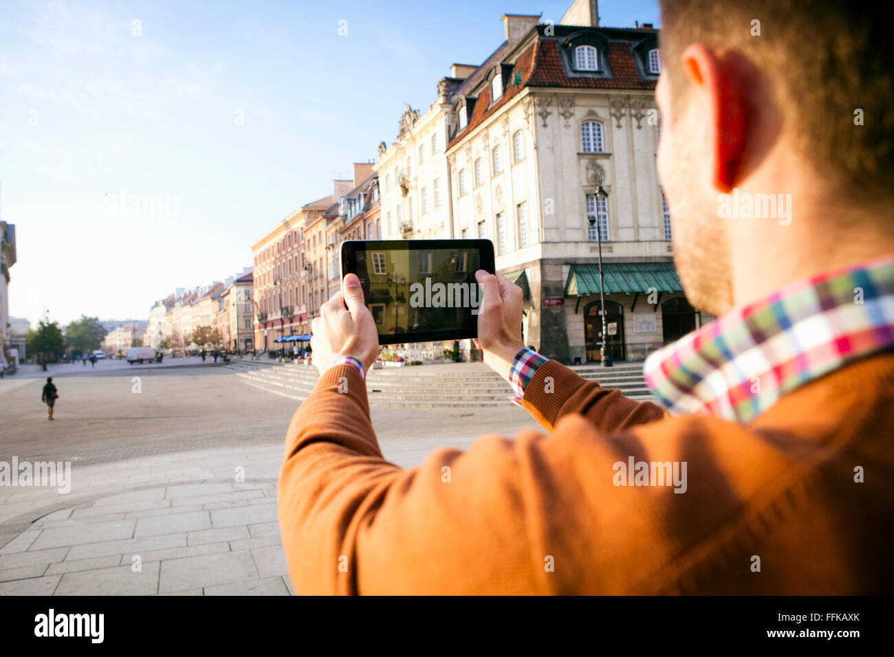 L'homme sur une escapade en ville, de prendre une photo avec smart phone Banque D'Images