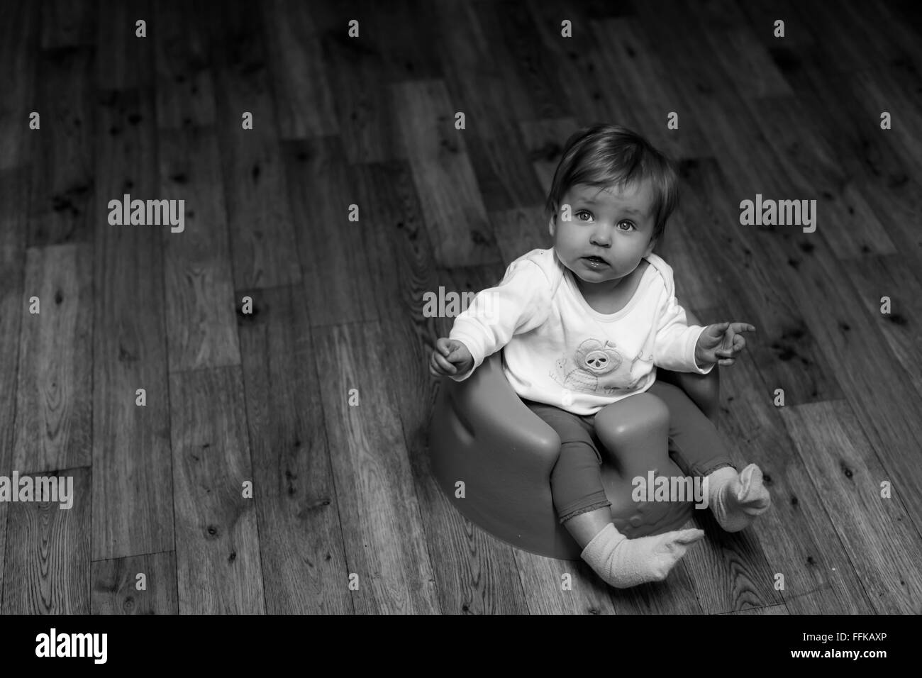 Photographie En Noir Et Blanc D Un Beau Bebe Solitaire Assis Dans Un Siege Bebe Sur Un Plancher De Cuisine En Bois Photo Stock Alamy Photographie En Noir Et Blanc D Un Beau Bebe Solitaire Assis Dans Un Siege Bebe Sur Un Plancher De Cuisine En Bois Photo Stock Alamy