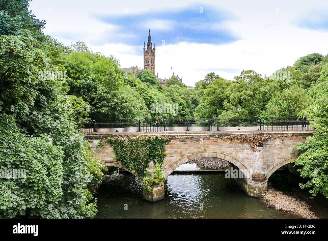 L'Université de Glasgow Kelvingrove Park tour surplombant, vue de Partick Pont sur la rivière Kelvin, Glasgow, Écosse Banque D'Images
