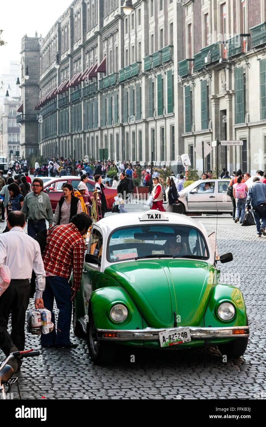 La ville de Mexico, Mexique. Volkswagen Beetle vert prendre un taxi fare. Banque D'Images