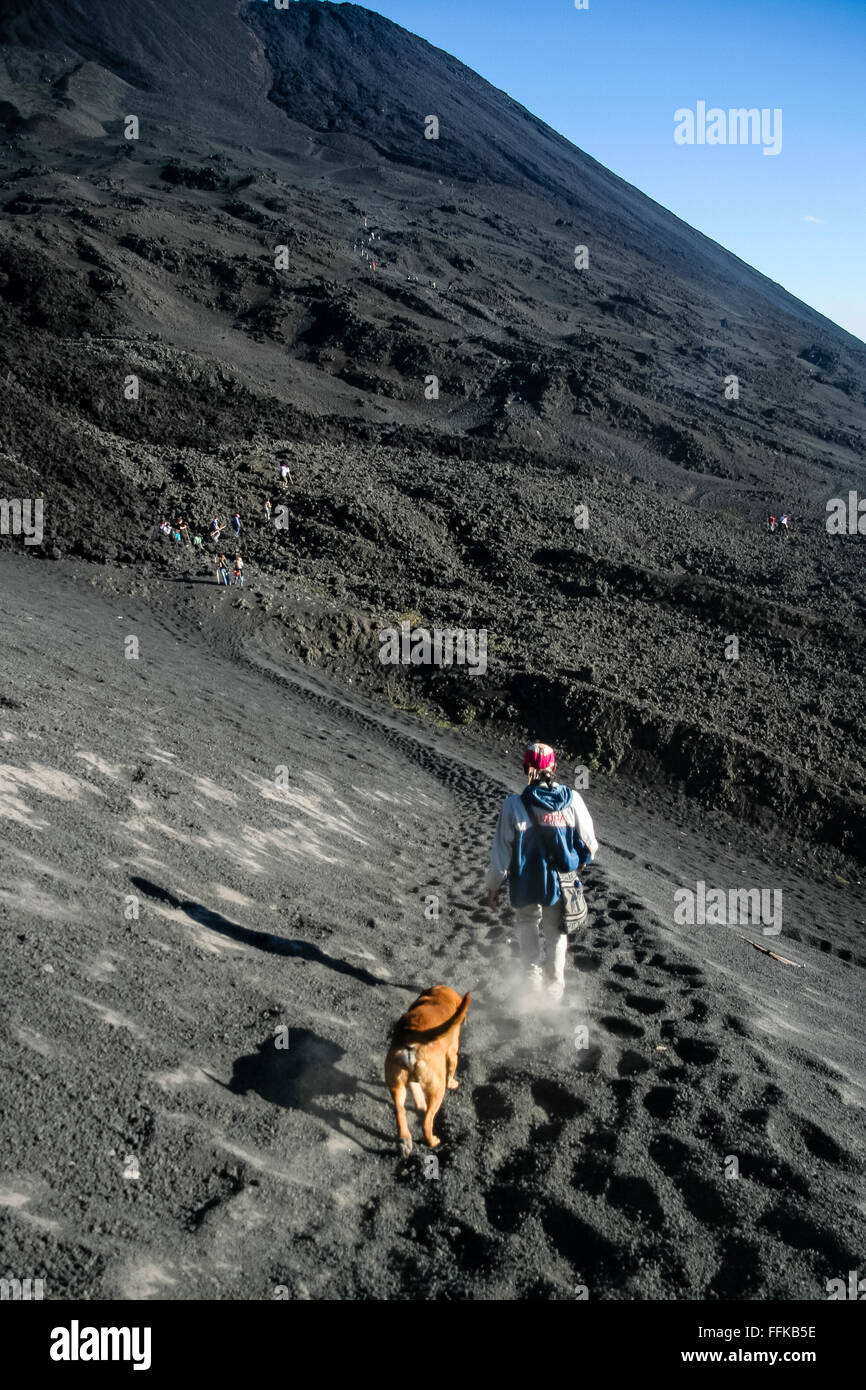 Antigua, Guatemala. Un randonneur solitaire est suivie d'un chien jusqu'les pentes du volcan de Agua. Banque D'Images
