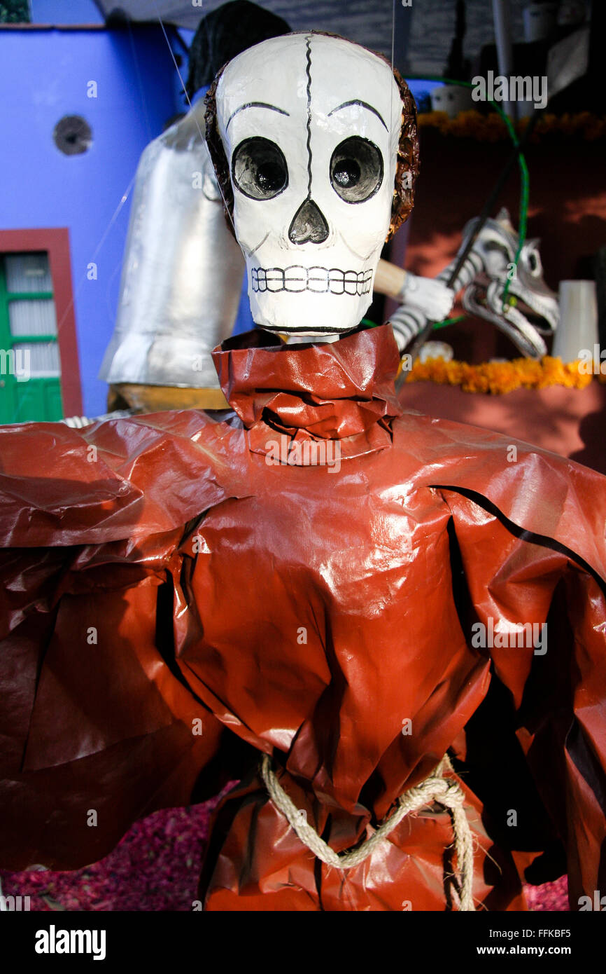 La ville de Mexico, Mexique. Un Jour des Morts (Dia de los muertos) squelette exposé au musée Kahlo Freida. Banque D'Images