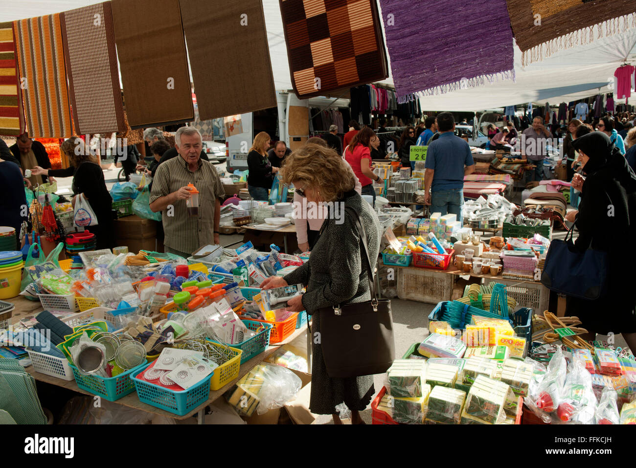 Spanien, Kreta, Messara-Ebene Samstagsmarkt, dans les tourbières, hier trifft man sich zwischen Obst und Gemüse, Fisch, käse, Haushalt Banque D'Images