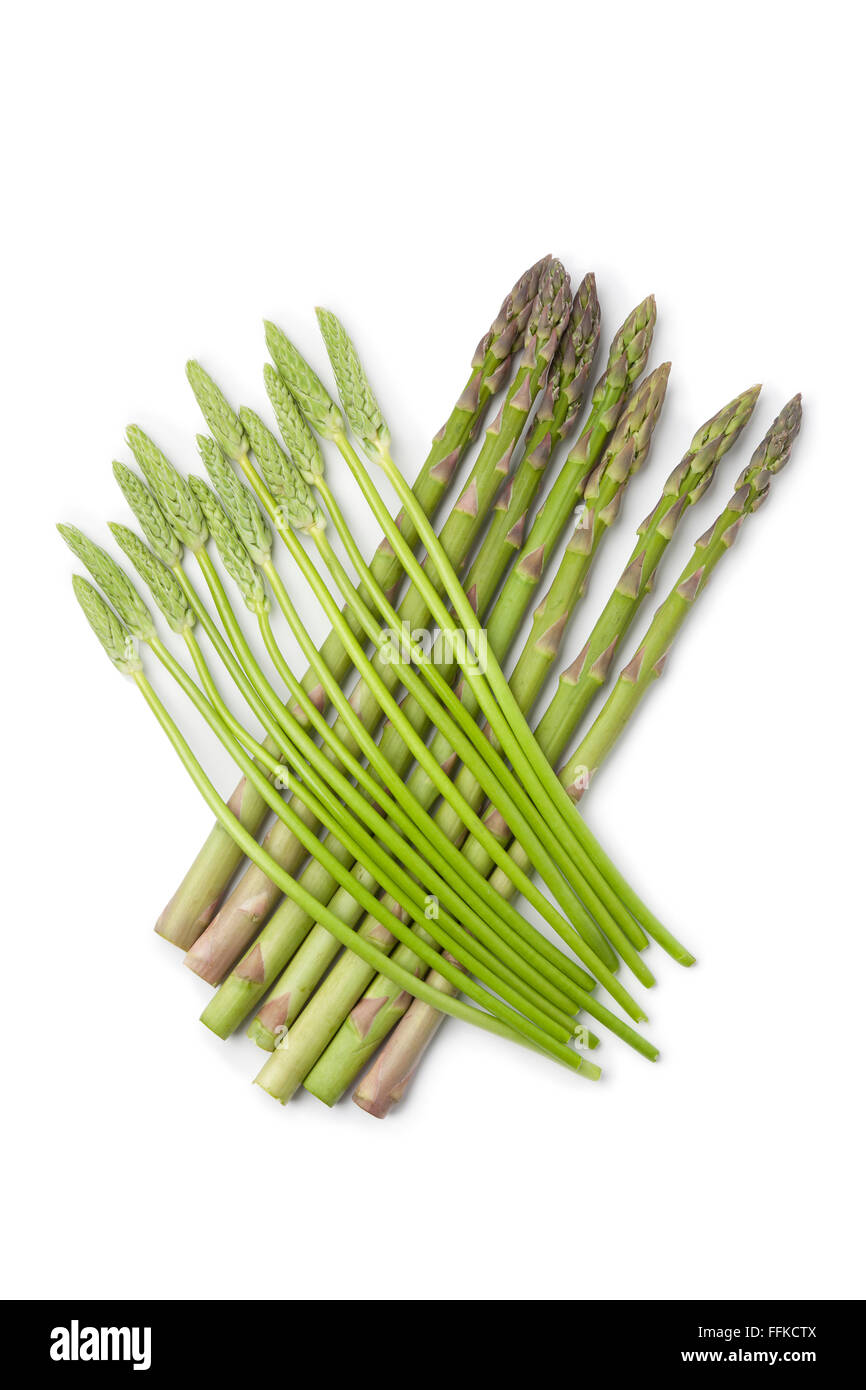 Les asperges vertes sauvages frais associé aux asperges vertes sur fond blanc Banque D'Images