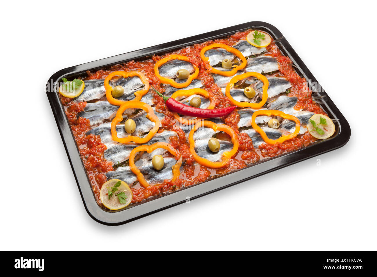 Sardine recette plat traditionnel Marocain avec des olives, Poivrons et piments rouges sur fond blanc Banque D'Images