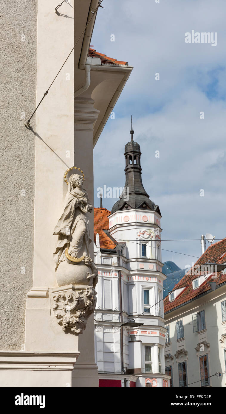 Architecture de paysage urbain de la vieille ville de Graz, en Styrie, en Autriche. Vierge Marie statue sur la façade de la maison. Banque D'Images