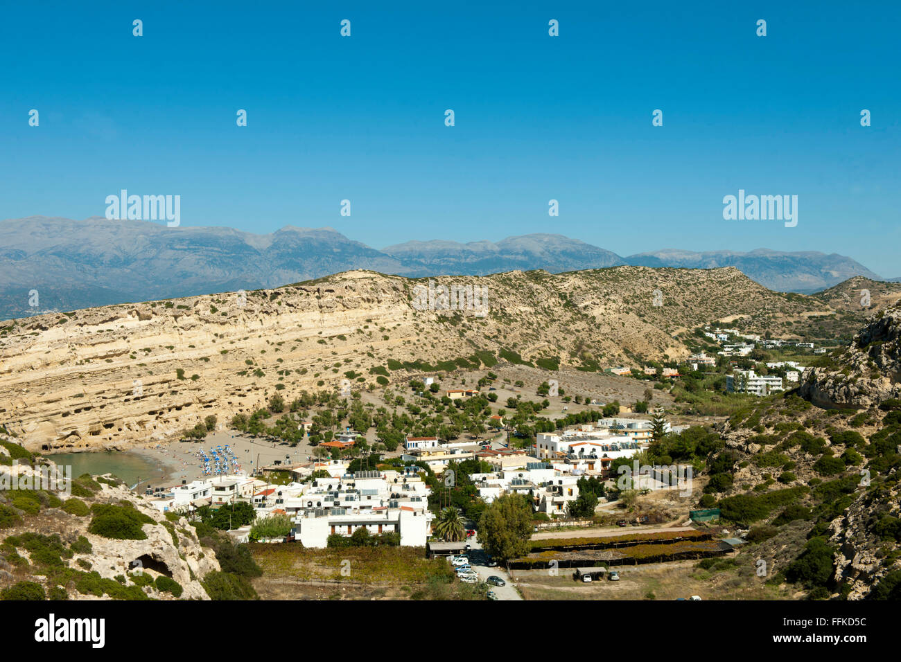 Spanien, Kreta, Blick auf den Küstenort Matala und den Strand an den Höhlen Banque D'Images