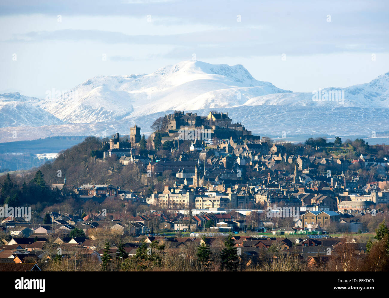 15 février 2016. Le Château de Stirling et ville de Stirling, Écosse avec la montagne couverte de neige (Stuc a Chroin ) à distance. Banque D'Images