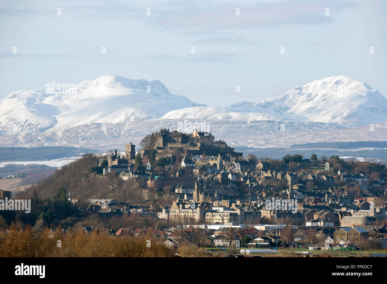 15 février 2016. Le Château de Stirling et ville de Stirling, Ecosse avec stuc couvert de neige et une Chroin Ben Vorlich à distance. Banque D'Images