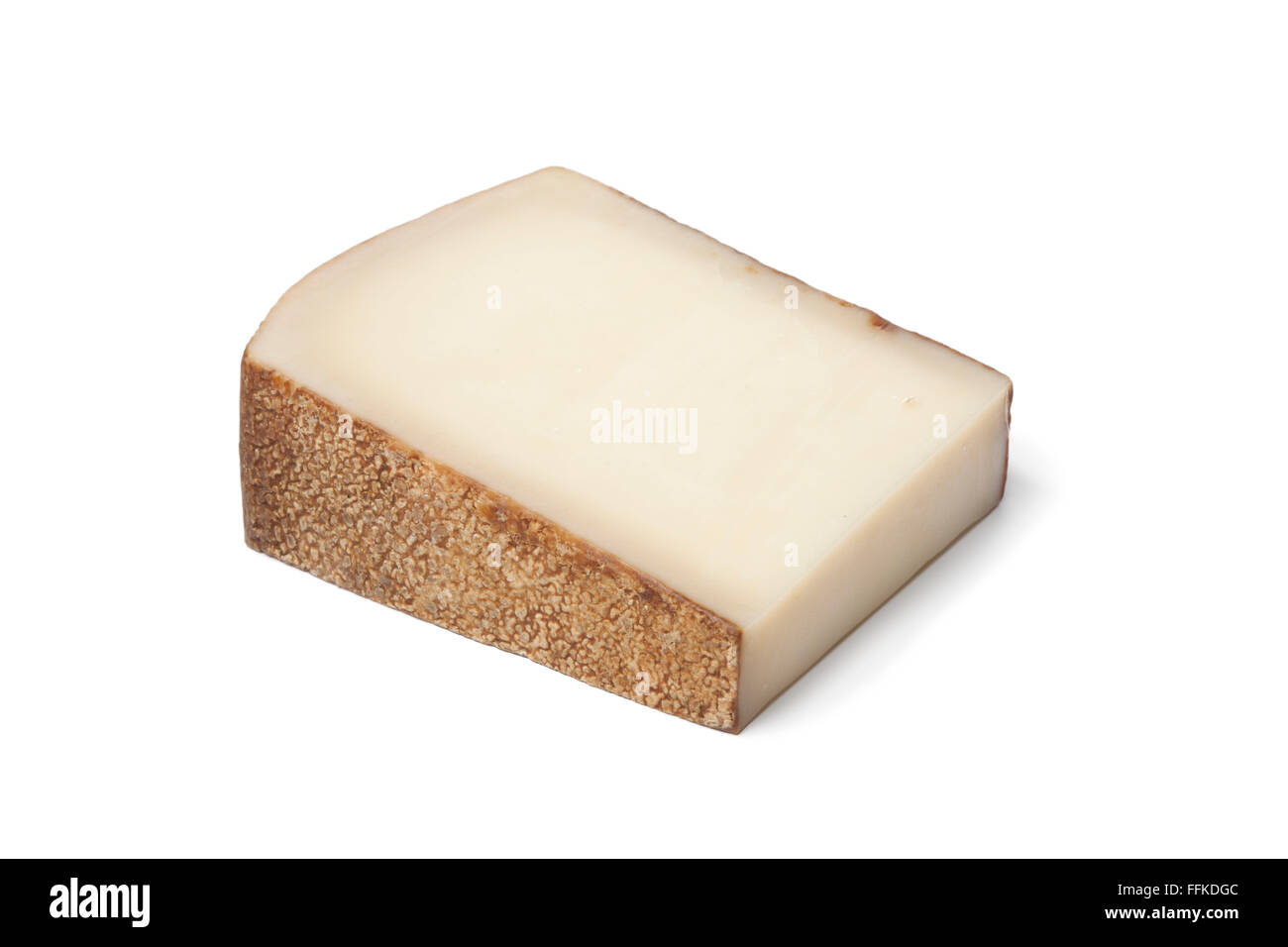 Morceau de fromage gruyère suisse sur fond blanc Banque D'Images