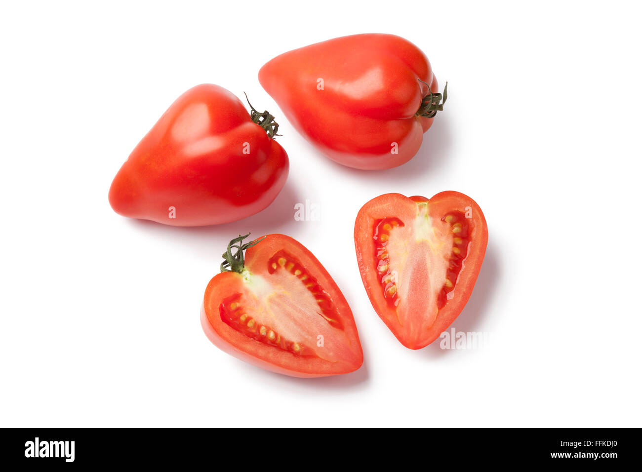 Ensemble et la moitié des tomates françaises heartshaped sur fond blanc Banque D'Images