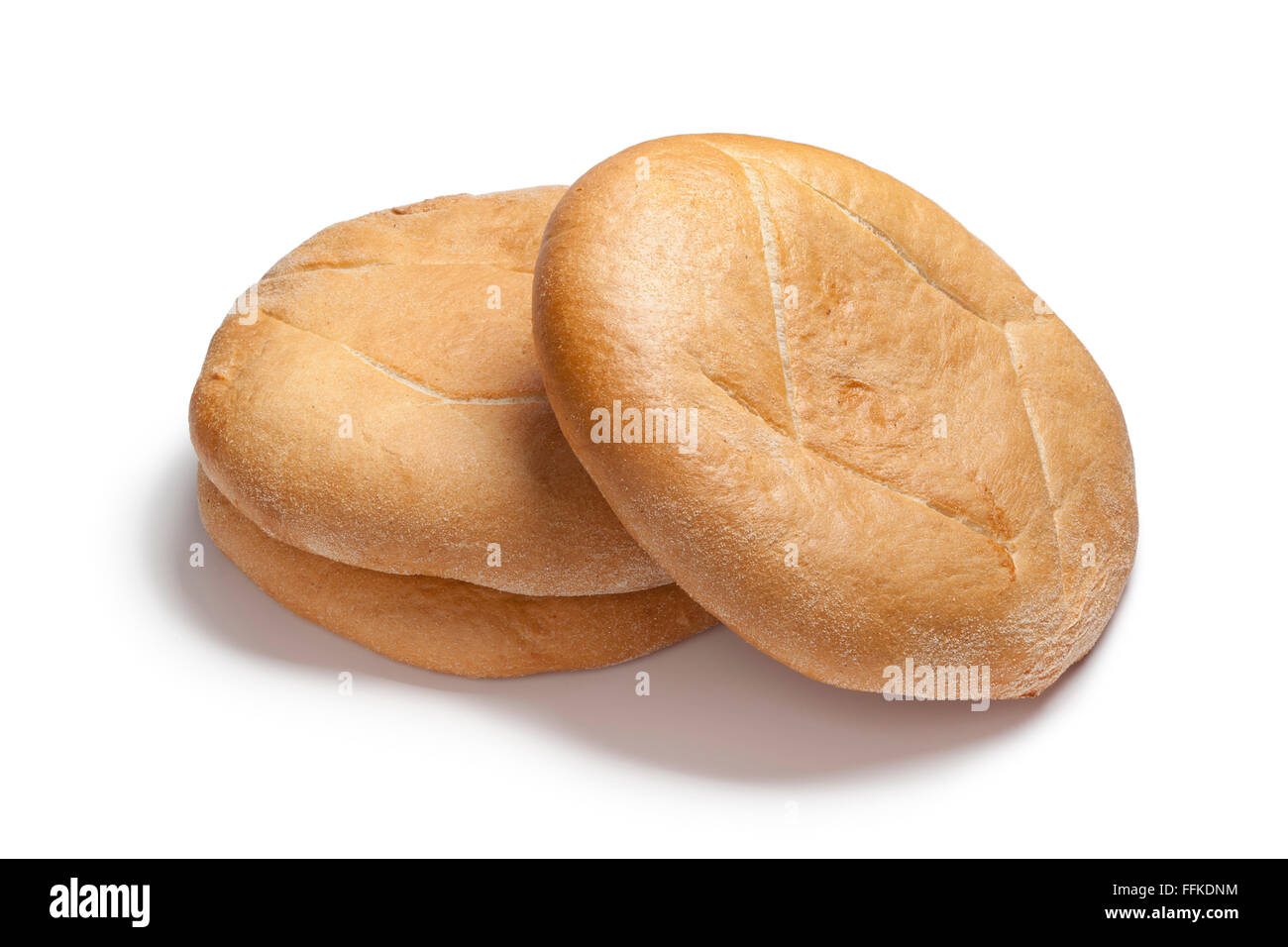Frais pain blanc traditionnel marocain sur fond blanc Banque D'Images