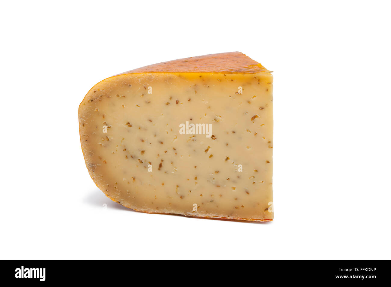 Le cumin Gouda néerlandais partie fromage épicé sur fond blanc Banque D'Images