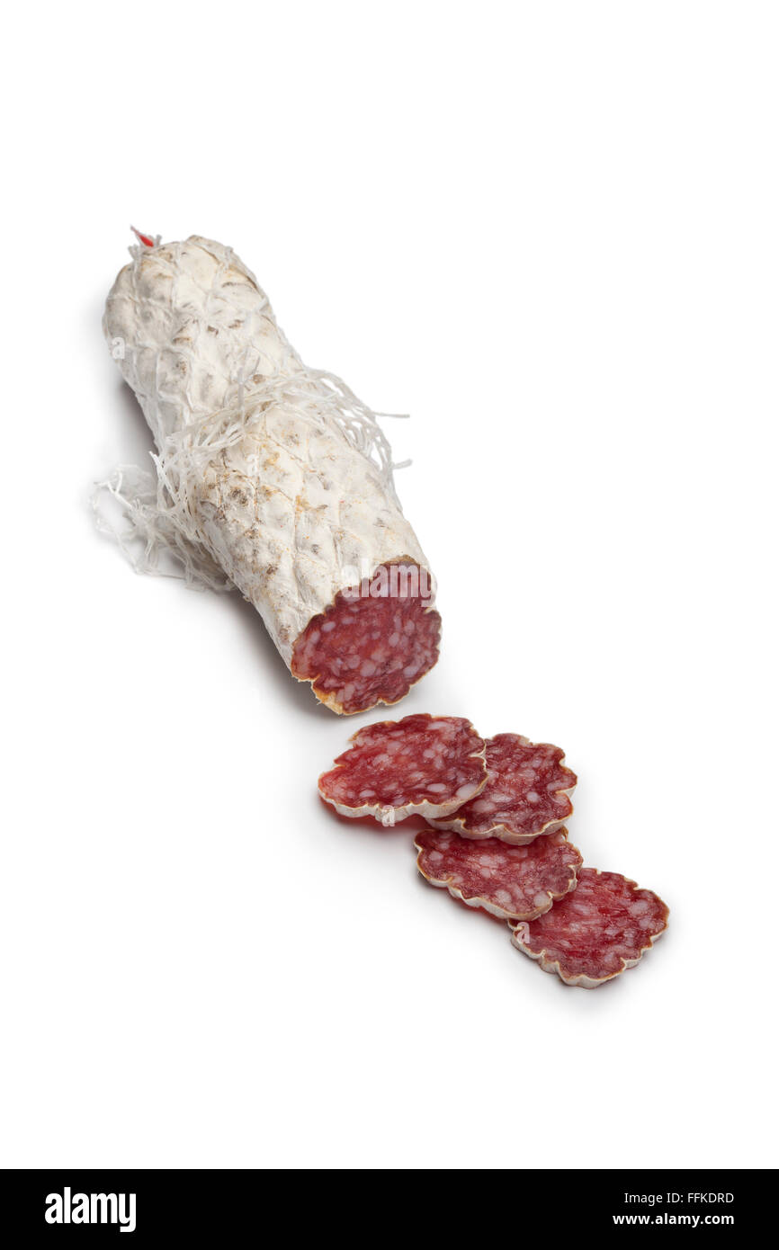 Tranches de saucisson Salami français sur fond blanc Banque D'Images