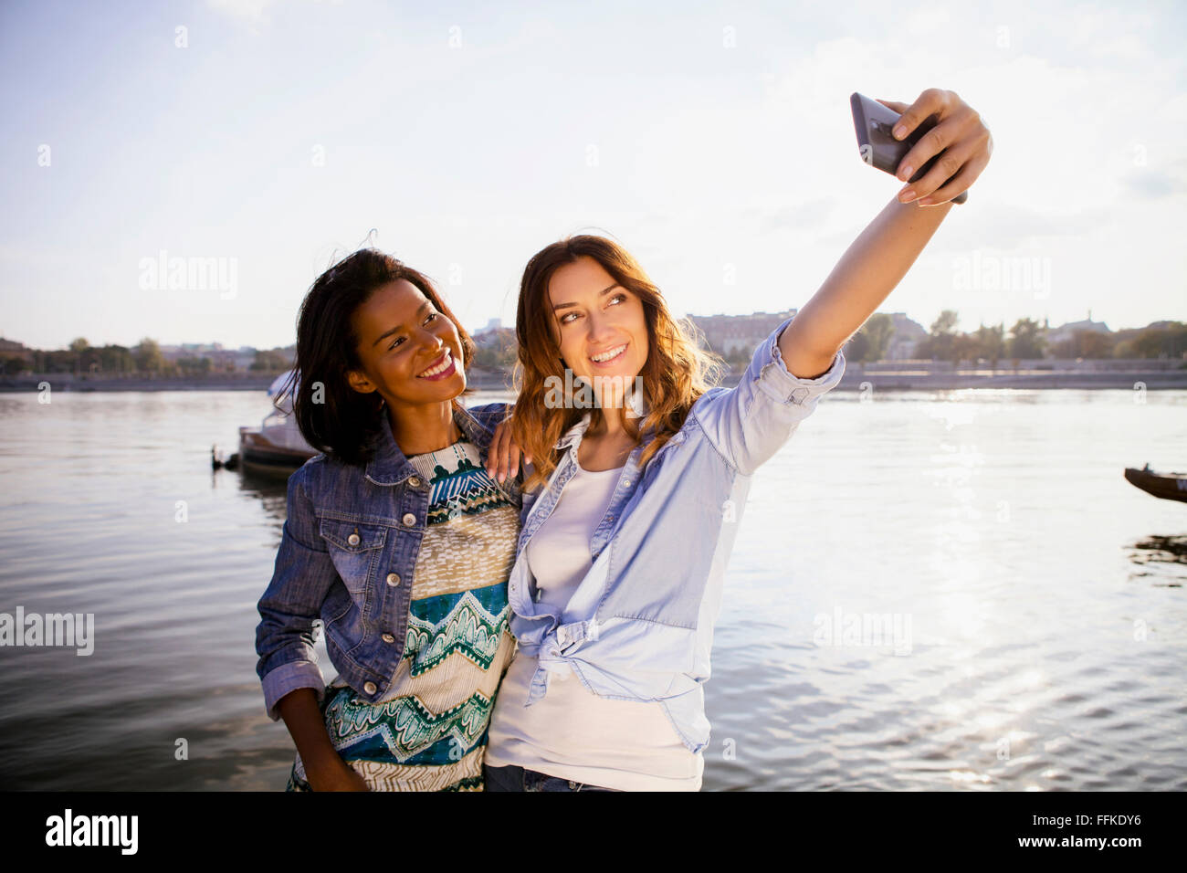 Deux femmes faisant un smart phone avec selfies Banque D'Images