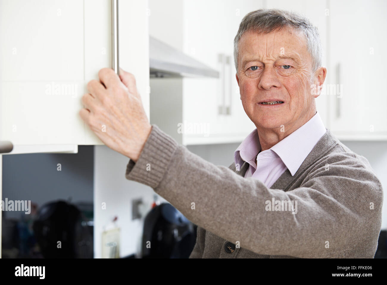 Oublieux Senior Man à la placard Banque D'Images