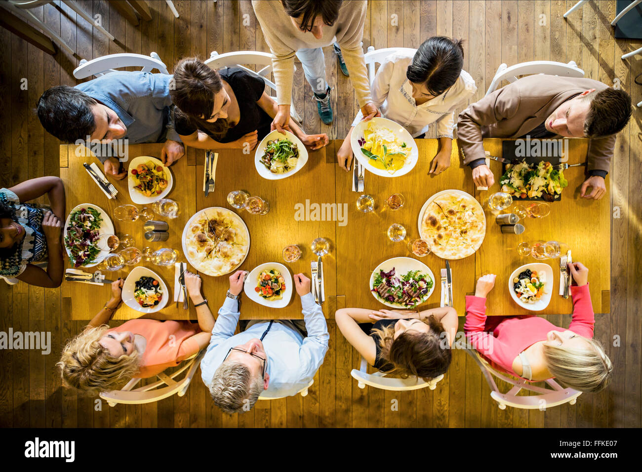 Groupe d'amis pour dîner au restaurant Banque D'Images