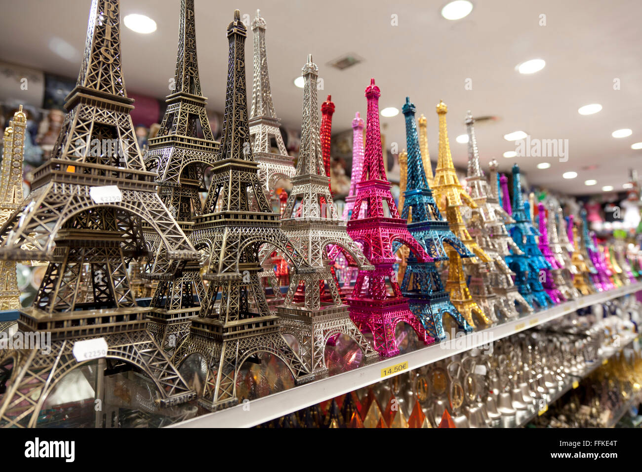 Petit tour Eiffel miniature de couleur et de souvenirs Banque D'Images