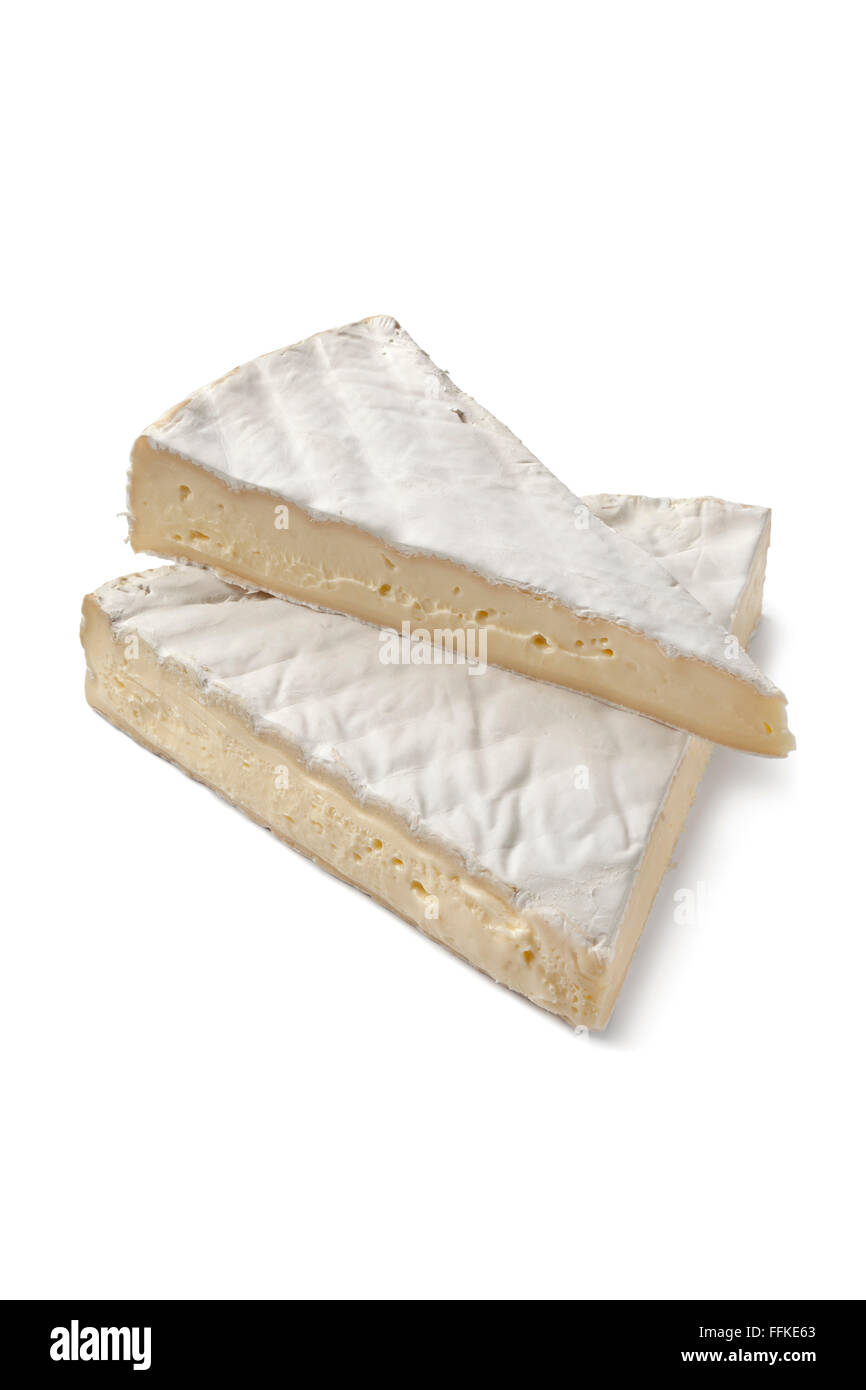 Quartiers de fromage Brie française sur fond blanc Banque D'Images