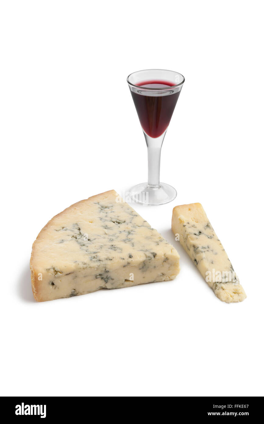 Stilton cheese avec un verre de porto sur fond blanc Banque D'Images