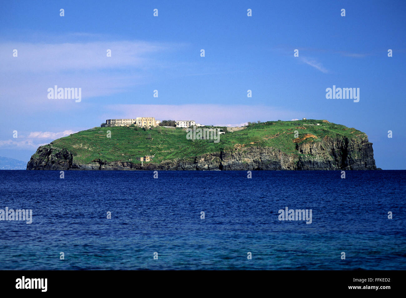 Italie, Latium, îles Pontines, île Santo Stefano, ex-prison vue de Ventotene Banque D'Images