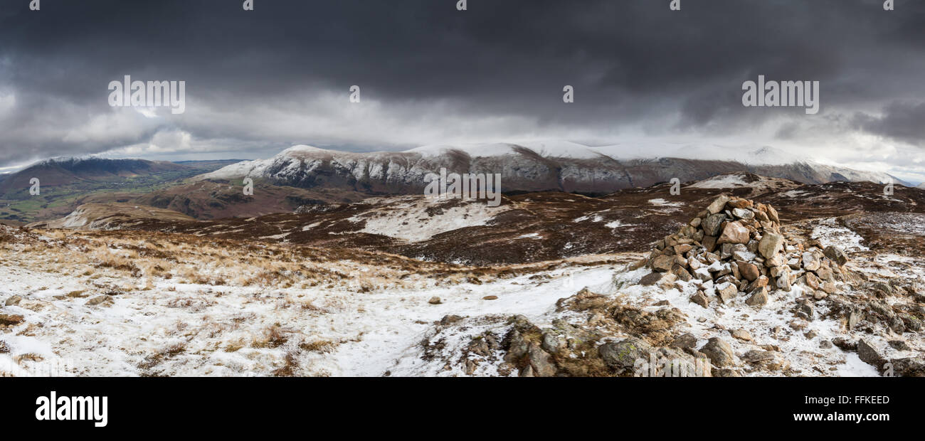 Une tempête de neige approche le Helvellyn gamme de fells dans le Lake District, vu depuis le sommet du Bleaberry est tombé Banque D'Images