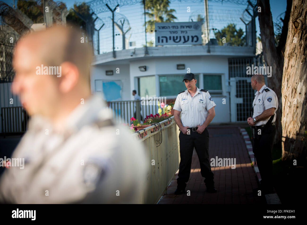 Jérusalem, Tel Aviv. Feb 15, 2016. Les gardiens de prison israélienne sont vus à la prison Maasiyahu près de Ramle, au sud de Tel Aviv, Israël le 15 février 2016. L'ancien premier ministre israélien Ehoud Olmert a commencé lundi à servir ses 19 mois d'emprisonnement pour corruption et entrave à la justice. JINI ©/Xinhua/Alamy Live News Banque D'Images