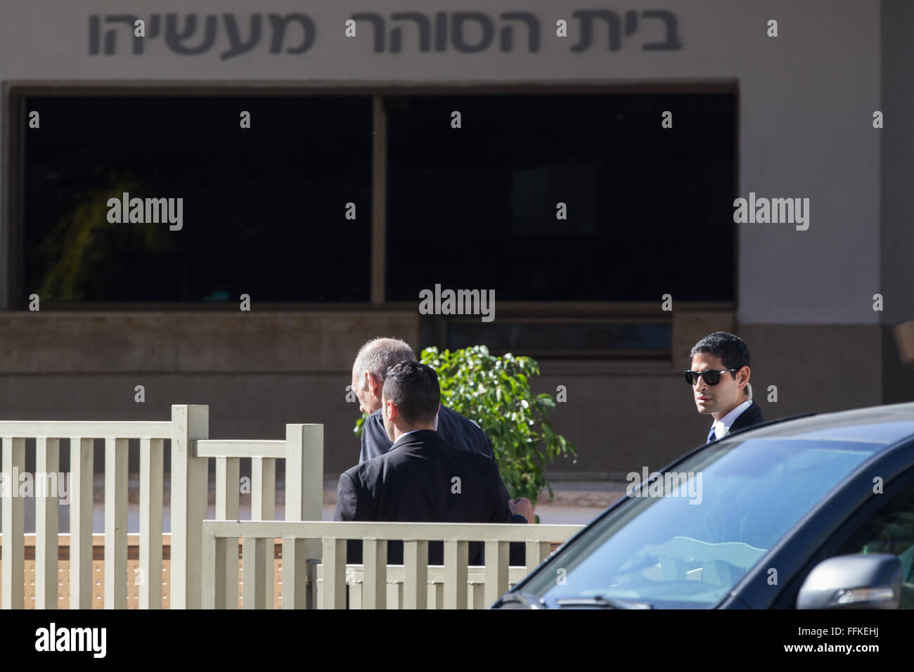 Jérusalem, Israël. Feb 15, 2016. L'ancien Premier ministre israélien Ehud Olmert (L) entre dans la prison Maasiyahu près de Ramle, au sud de Tel Aviv, Israël, le 15 février 2016. L'ancien premier ministre israélien Ehoud Olmert a commencé lundi à servir ses 19 mois d'emprisonnement pour corruption et entrave à la justice. JINI ©/Xinhua/Alamy Live News Banque D'Images