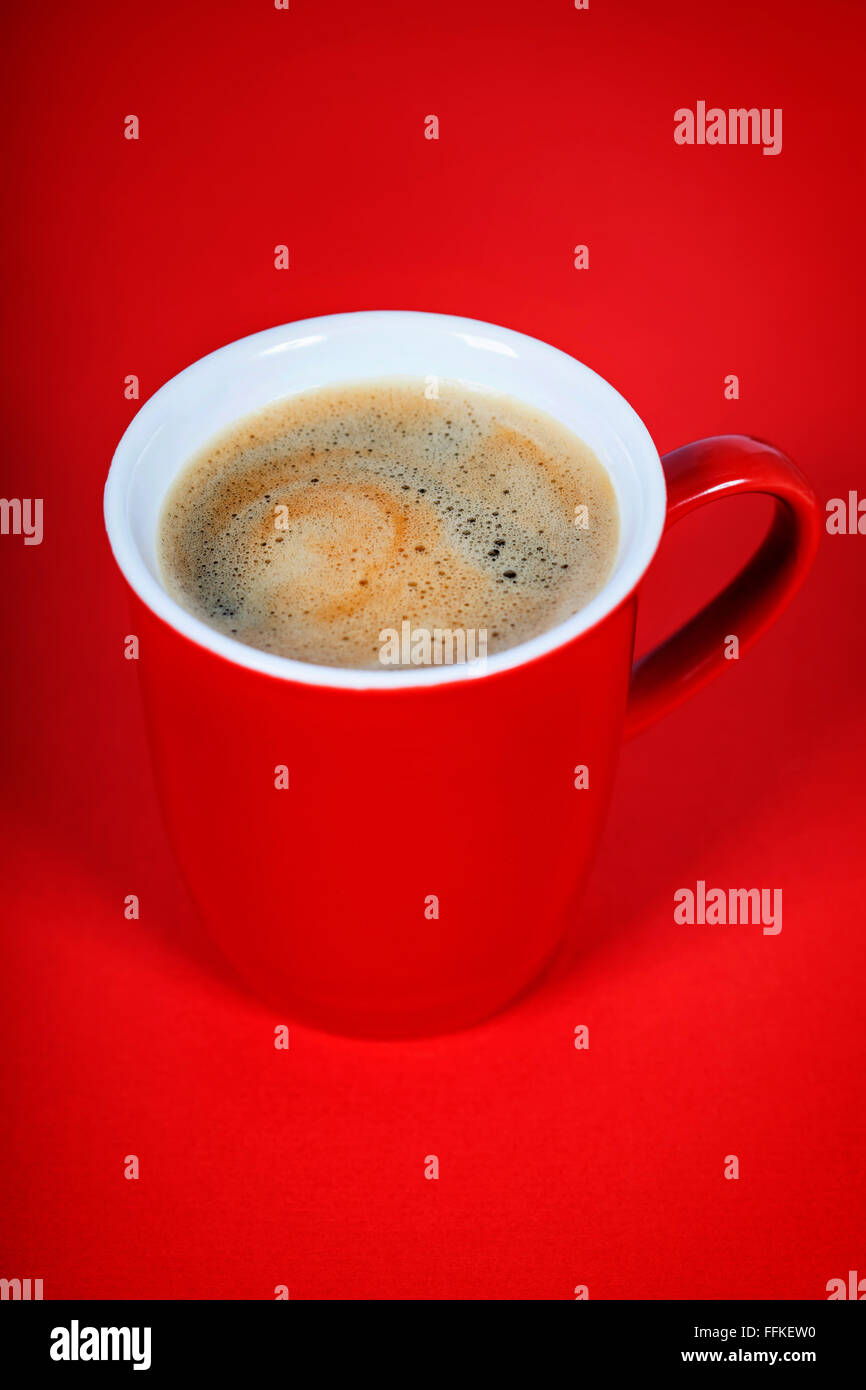 Tasse de café rouge sur fond rouge Banque D'Images