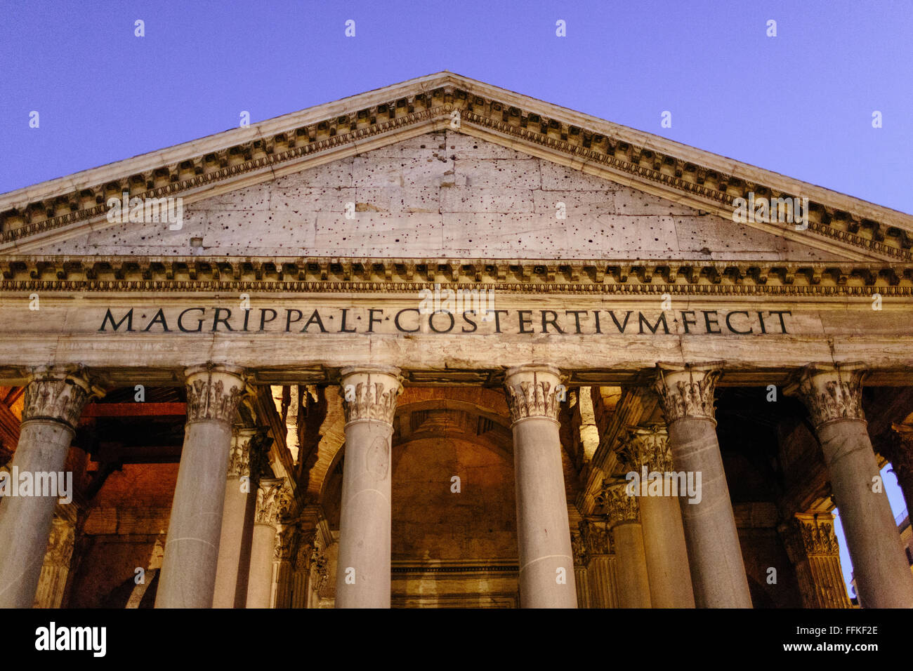 L'entrée du Panthéon de Rome, au crépuscule. Banque D'Images