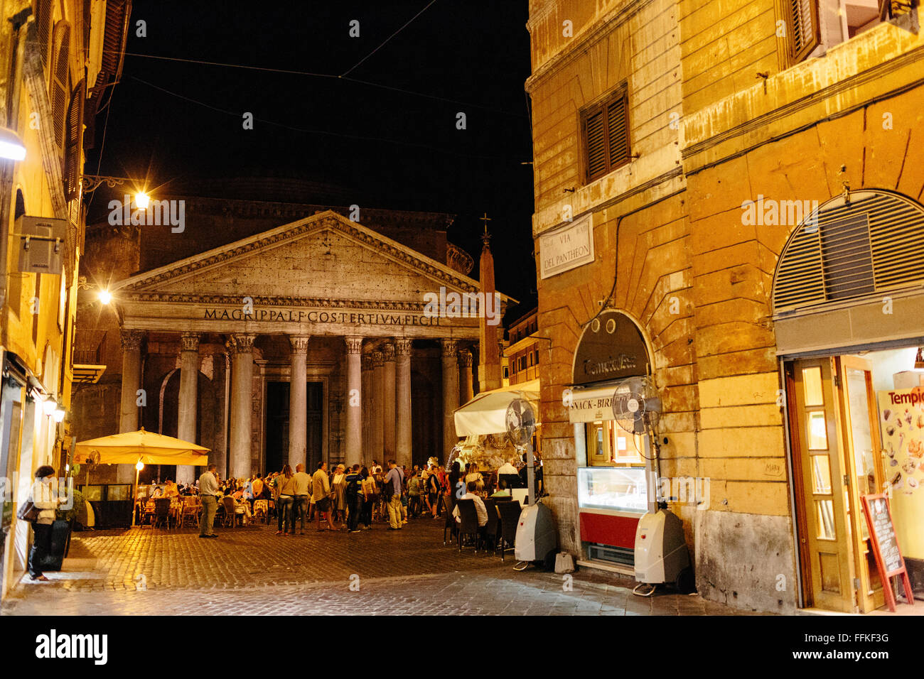 En dehors du Panthéon, Rome la nuit. De nombreux habitants et touristes se rassemblent sur la place pour prendre des photos, manger des glaces ou boire un café. Banque D'Images