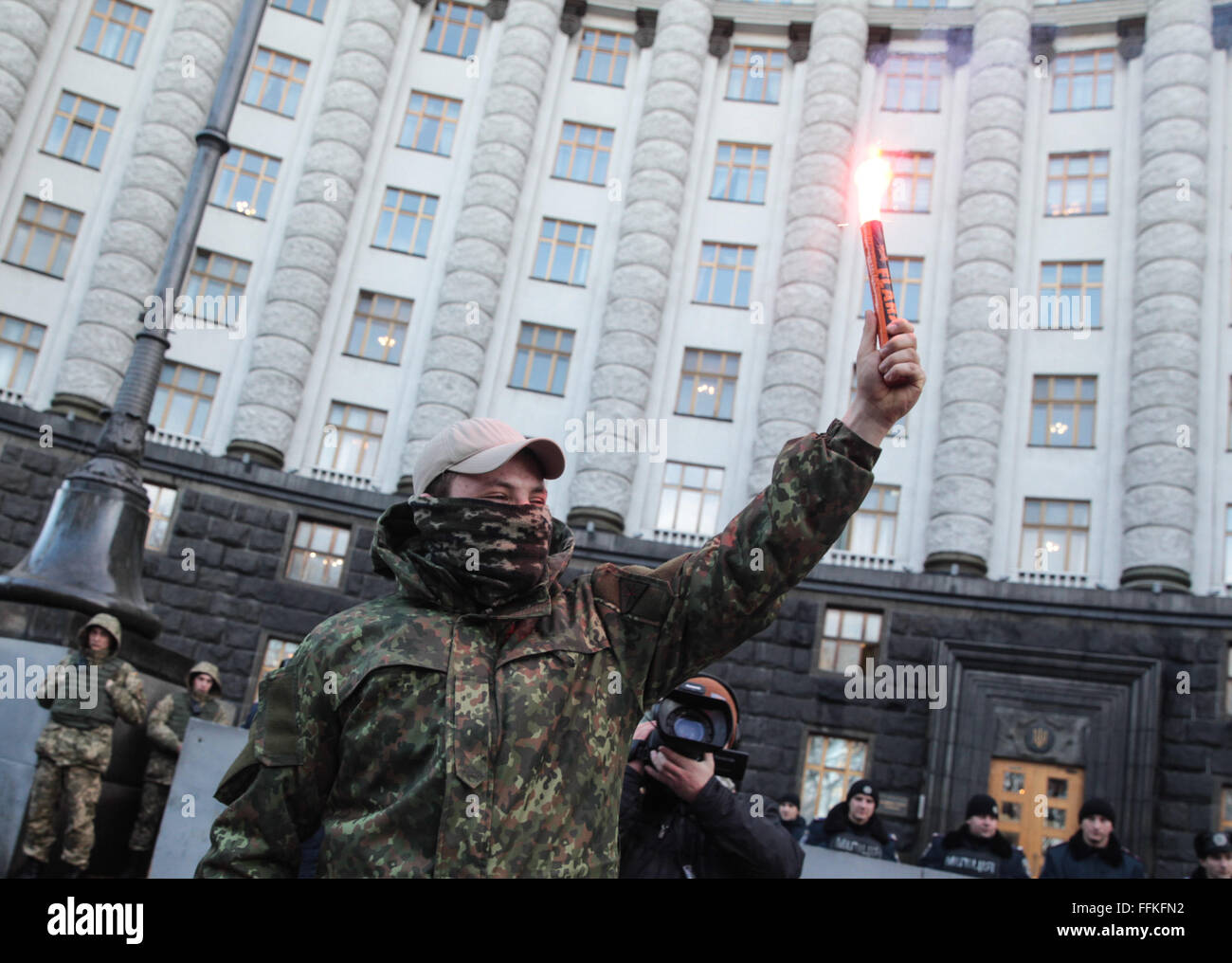 Kiev, Ukraine. Feb 15, 2016. L'action exige de mettre fin à des affaires avec la Russie près du Cabinet des ministres de l'Ukraine à Kiev, le 15 février 2016. © Serhii Nuzhnenko/Pacific Press/Alamy Live News Banque D'Images