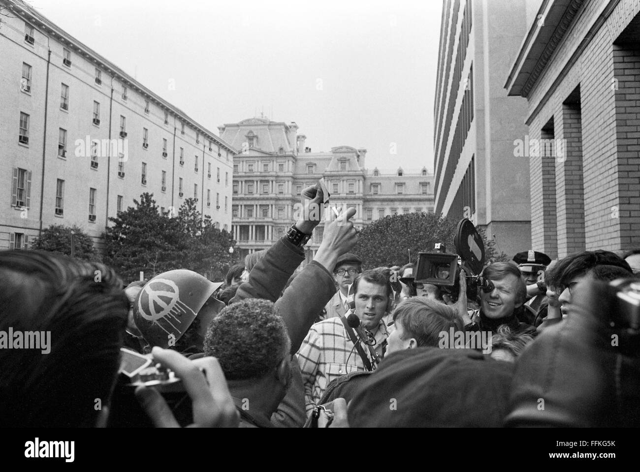 Jeune homme brûler son projet de carte à un anti-projet de démonstration à le système de service sélectif siège à Washington, D.C. Au cours de la guerre du Vietnam. Photo prise en mars 1970. Banque D'Images