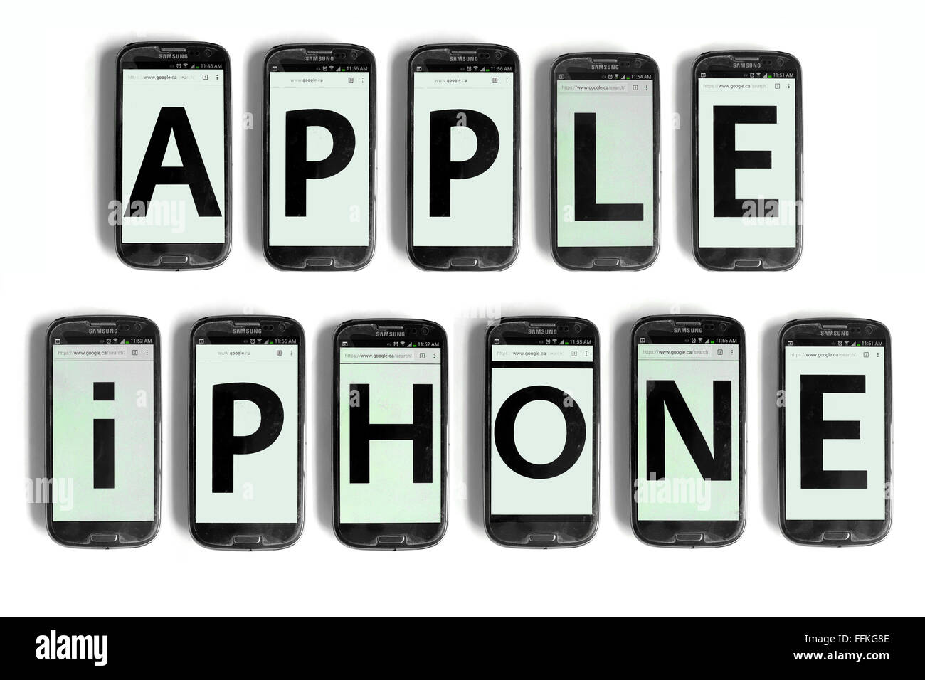 Apple iPhone écrit sur les écrans de smartphones photographié sur un fond blanc. Banque D'Images
