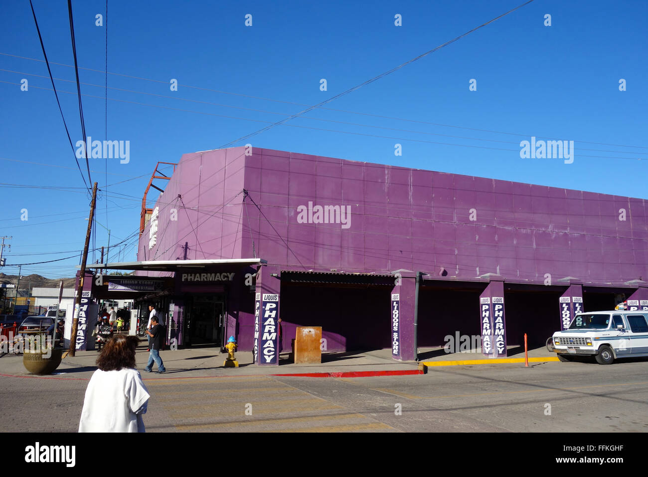 Vue sur la rue de Los Algodones, Mexique montrant le Purple Pharmacie où les touristes des États-Unis et du Canada l'achat de médicaments peu coûteux. Banque D'Images