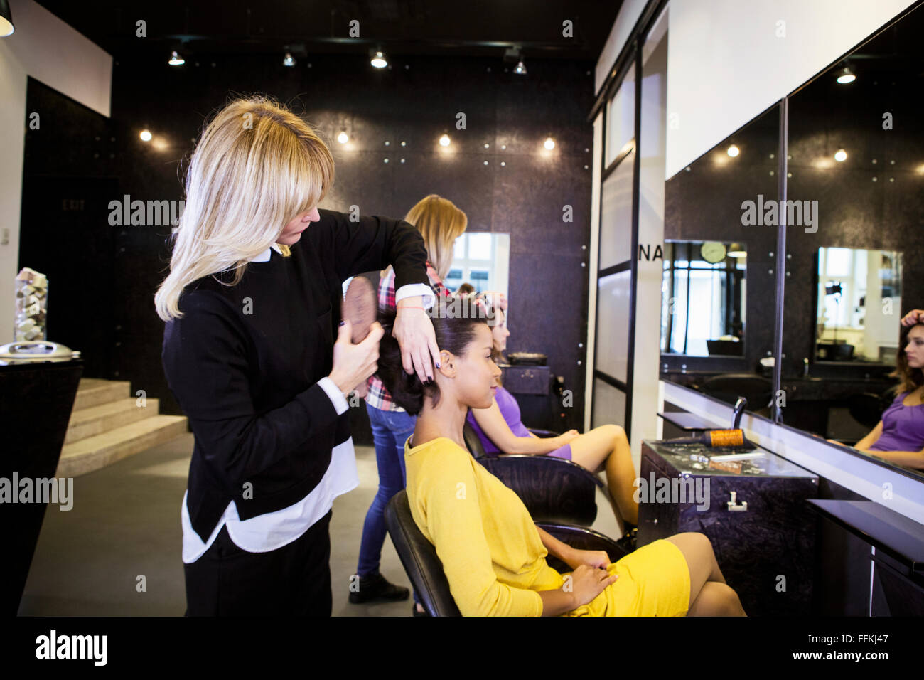 Coiffure cheveux du client de brossage en coiffure Banque D'Images