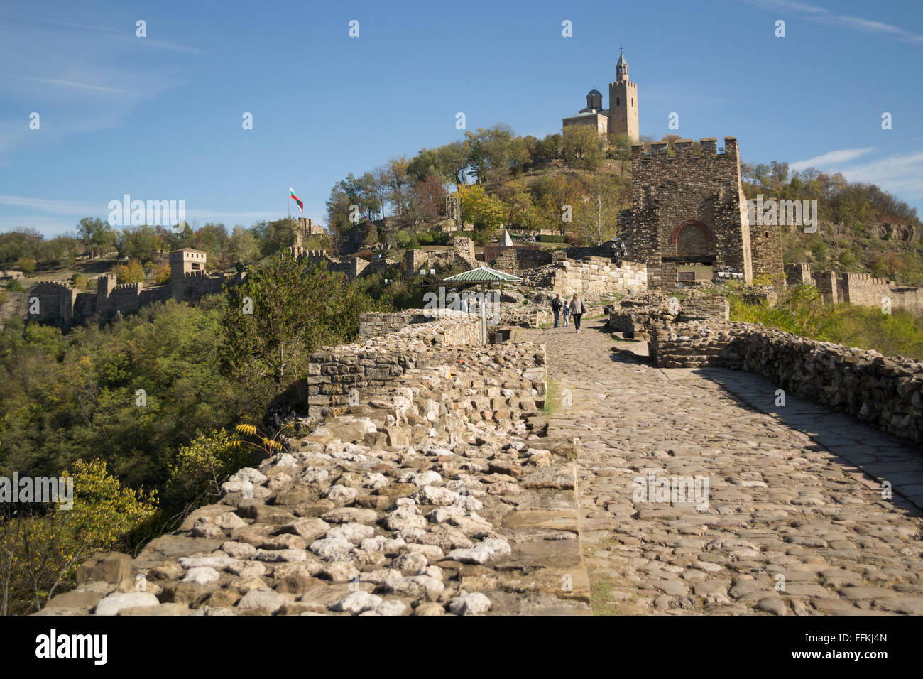 La ville médiévale de Tsaravets, Veliko Tarnovo montrant un passage d'entrée. Entouré sur trois côtés par des falaises escarpées. Banque D'Images