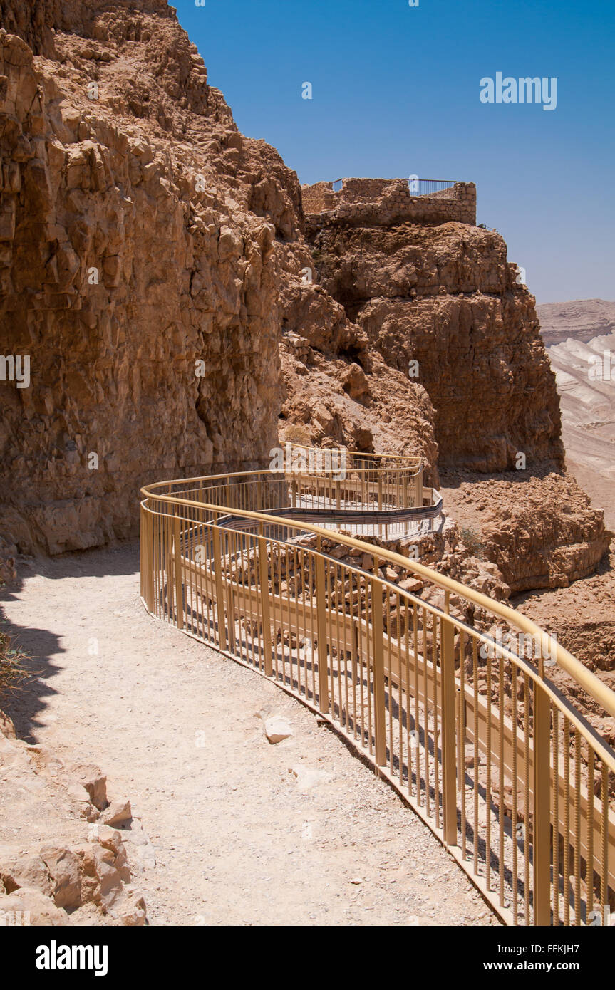 Sentier de marche à l'ancienne forteresse de Massada en Israël. Banque D'Images