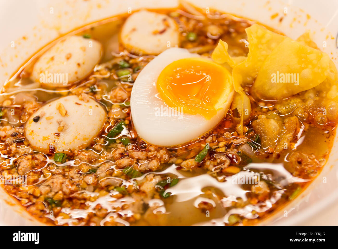 Soupe de nouilles de riz de porc avec de la viande, l'oeuf et de légumes à billes Banque D'Images