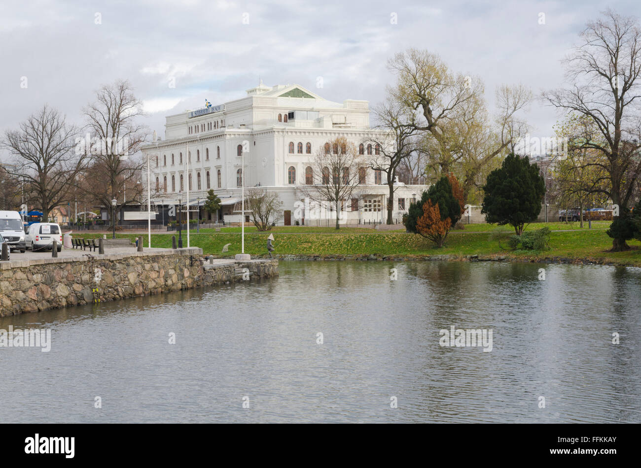 C'est le grand théâtre dans le canal près de Göteborg Banque D'Images