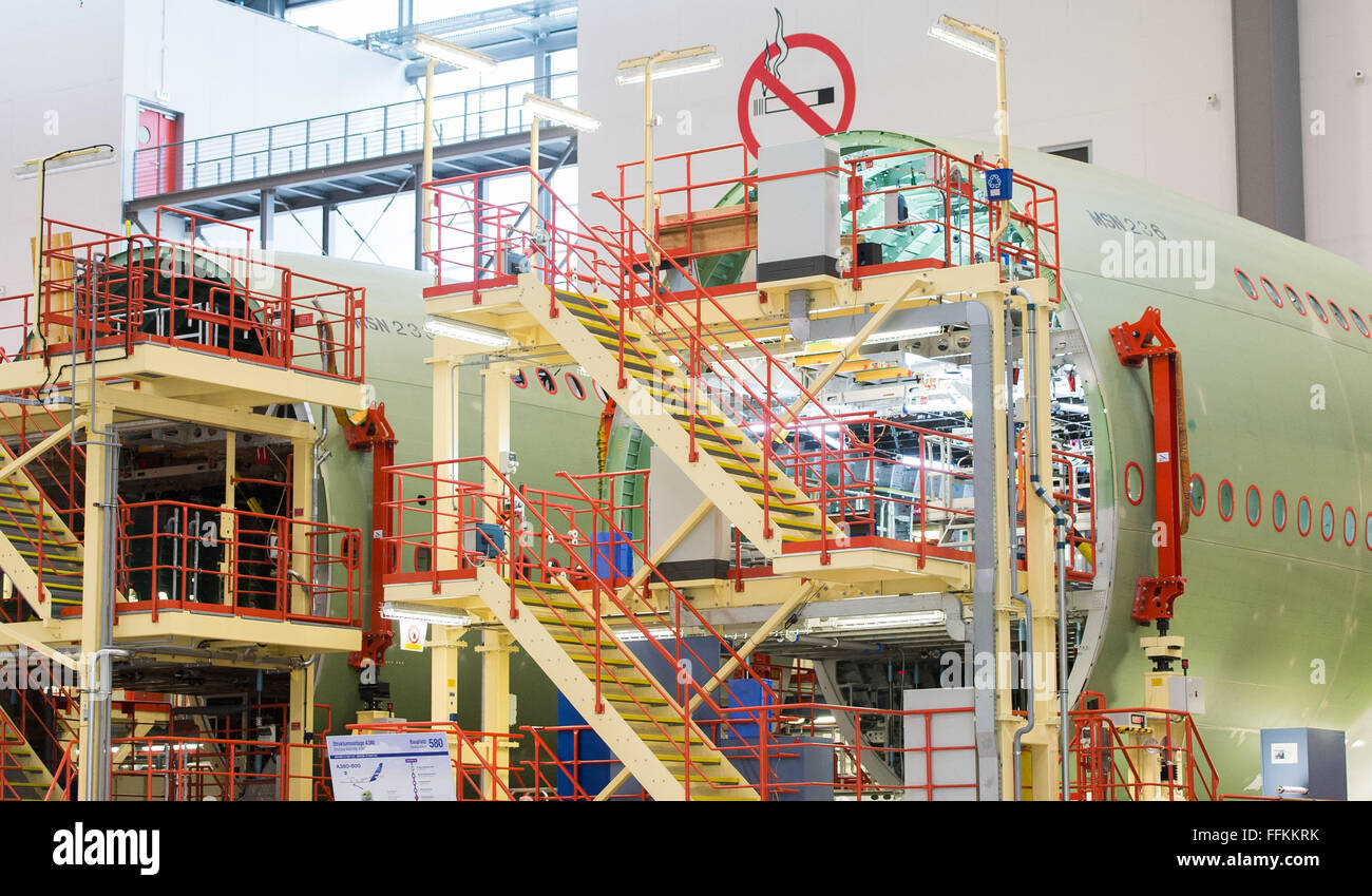 Hambourg, Allemagne. 12 Février, 2016. Les avions Airbus A380 sont assemblés dans une usine à Hambourg, Allemagne, 12 février 2016. PHOTO : LUKAS SCHULZE/DPA/Alamy Live News Banque D'Images