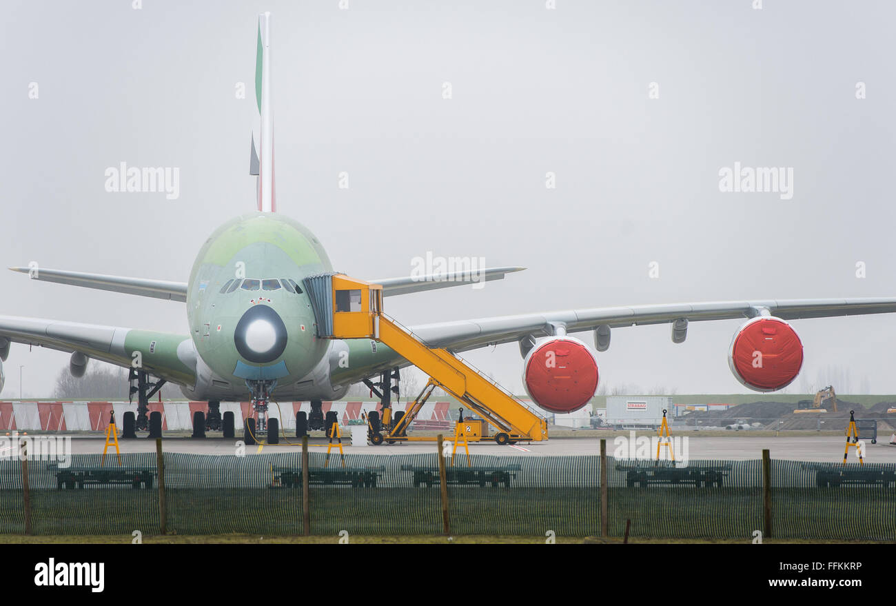 Hambourg, Allemagne. 12 Février, 2016. Un avion Airbus A380 à l'extérieur d'une usine à Hambourg, Allemagne, 12 février 2016. PHOTO : LUKAS SCHULZE/DPA/Alamy Live News Banque D'Images
